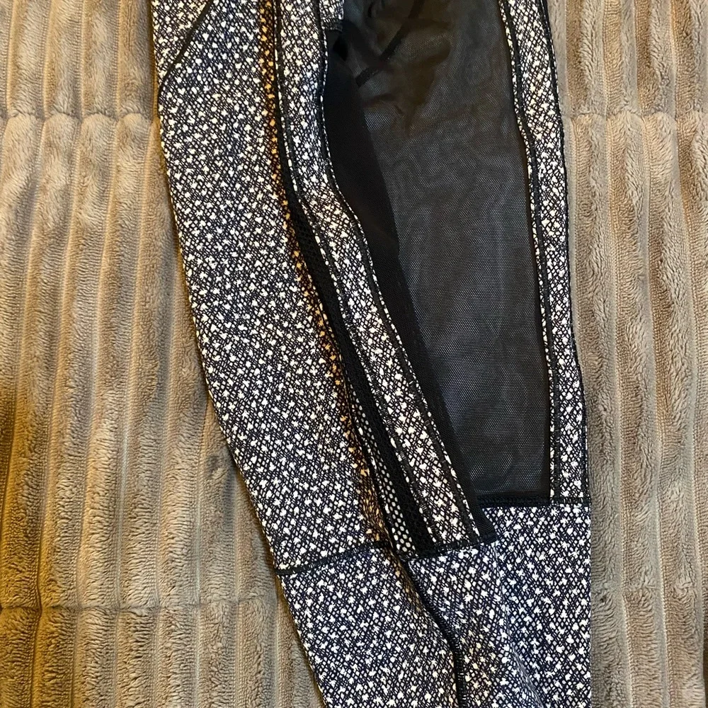 Lululemon Hit It Tight Athletic Women’s Black White Mesh Detail Sexy Pattern 2